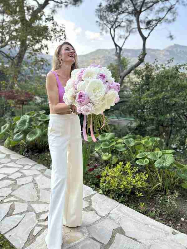 peonies mono bouquet