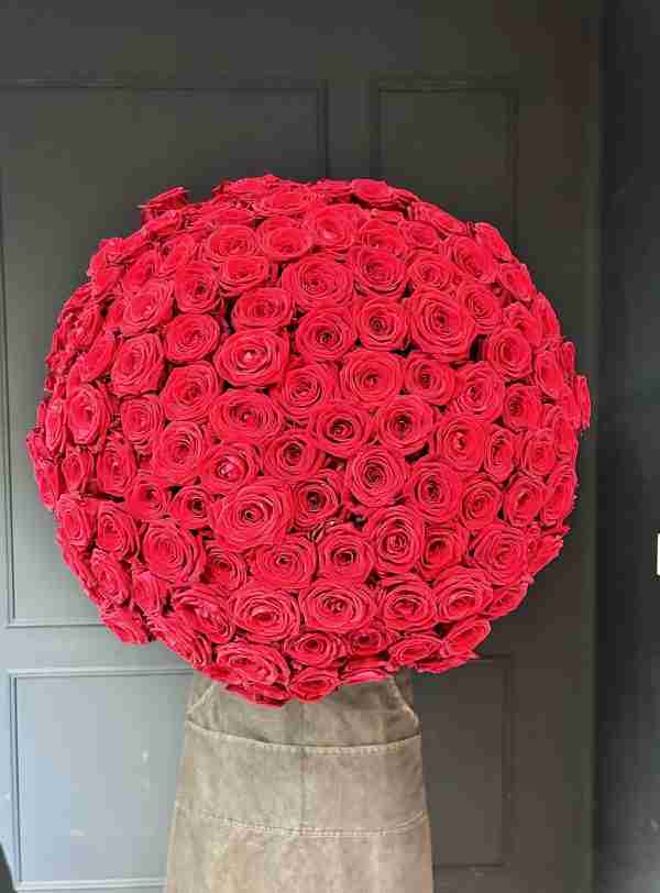 200 red roses